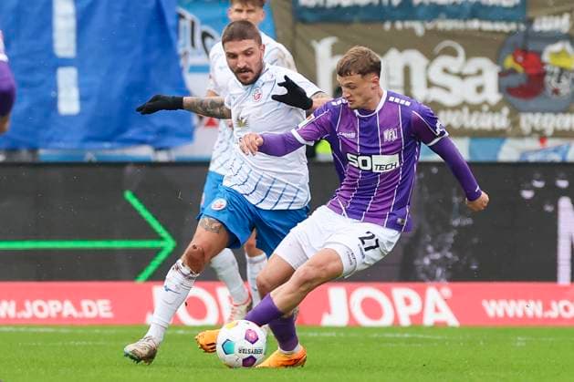 Konstantinos Stafylidis Hansa Rostock and Michael Cuisance VfL Osnabrueck fight for the ball, 2 Bundesliga, VfL Osnabrueck vs Hansa Rostock, Bremer Bruecke, 11 02 2024, Osnabrueck, Germany
