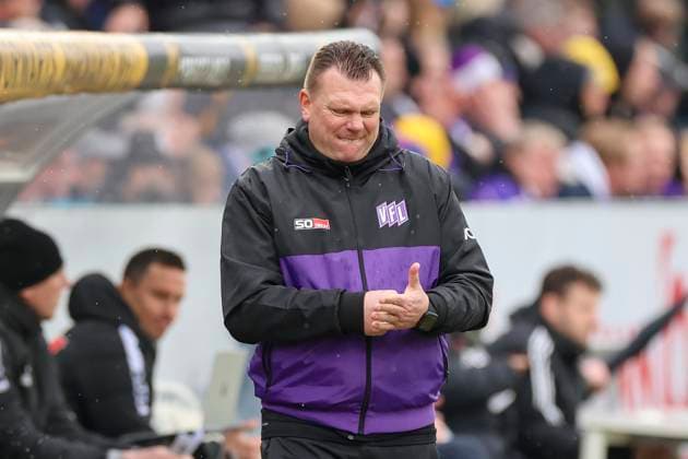 Coach Uwe Koschinat VfL Osnabrueck looks disappointed, 2 Bundesliga, VfL Osnabrueck vs Hansa Rostock, Bremer Bruecke, 11 02 2024, Osnabrueck, Germany