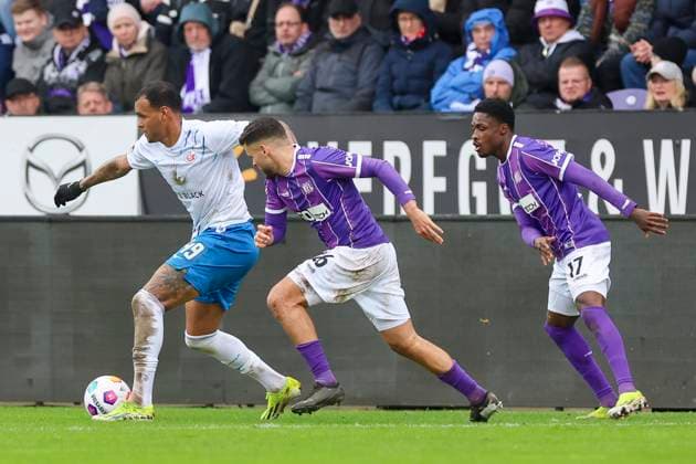 Junior Brumado Hansa Rostock , Dave Gnaase VfL Osnabrueck and Christian Conteh VfL Osnabrueck fight for the ball, 2 Bundesliga, VfL Osnabrueck vs Hansa Rostock, Bremer Bruecke, 11 02 2024, Osnabrueck, Germany