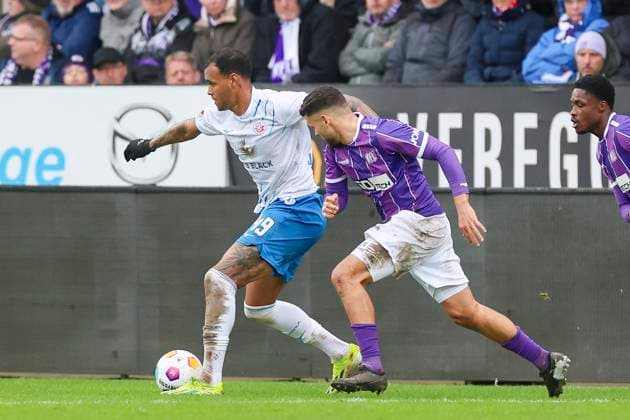 Junior Brumado Hansa Rostock and Dave Gnaase VfL Osnabrueck fight for the ball, 2 Bundesliga, VfL Osnabrueck vs Hansa Rostock, Bremer Bruecke, 11 02 2024, Osnabrueck, Germany