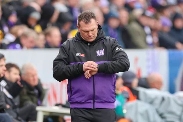 Coach Uwe Koschinat VfL Osnabrueck looks disappointed at the clock, 2 Bundesliga, VfL Osnabrueck vs Hansa Rostock, Bremer Bruecke, 11 02 2024, Osnabrueck, Germany