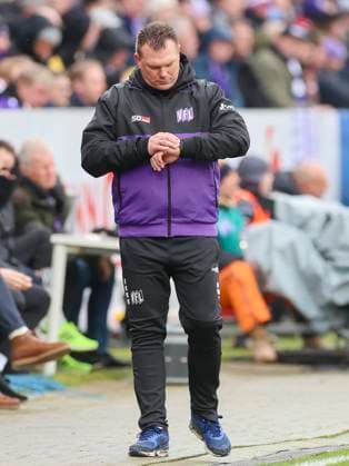 Coach Uwe Koschinat VfL Osnabrueck looks disappointed at the clock, 2 Bundesliga, VfL Osnabrueck vs Hansa Rostock, Bremer Bruecke, 11 02 2024, Osnabrueck, Germany