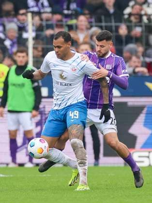 Junior Brumado Hansa Rostock and Dave Gnaase VfL Osnabrueck fight for the ball, 2 Bundesliga, VfL Osnabrueck vs Hansa Rostock, Bremer Bruecke, 11 02 2024, Osnabrueck, Germany