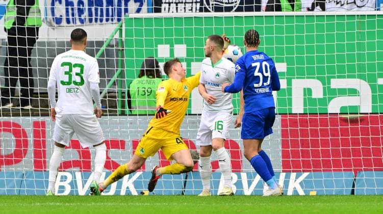 21 02 2024 Fußball Saison 2023 2024 2 Fußball Bundesliga 21 Spieltag SpVgg Greuther Fürth Kleeblatt Hertha BSC Berlin Sportfoto Zink MeZi xmexzix DFL regulations prohibit any use of photographs as image sequences and or quasi video only for editorial use Jonas Urbig 40, SpVgg Greuther Fürth must concede goal to 1 2 Lukas Petkov 16, SpVgg Greuther Fürth Derry Scherhant 39, Hertha BSC Berlin Marc Oliver Kempf 20, Hertha BSC Berlin, not in the picture