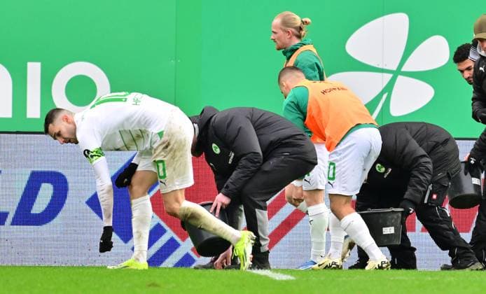21 02 2024 Soccer Season 2023 2024 2 Soccer Bundesliga 21 Matchday SpVgg Greuther Fürth Kleeblatt Hertha BSC Berlin Sportfoto Zink xmexzix DFL regulations prohibit any use of photographs as image sequences and or quasi video only for editorial use Branimir Hrgota 10 SpVgg Greuther Fürth helps clean up during interruption due to protest
