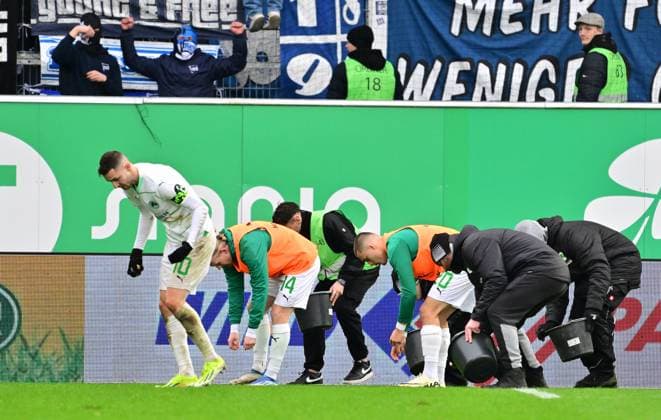21 02 2024 Soccer Season 2023 2024 2 Soccer Bundesliga 21 Matchday SpVgg Greuther Fürth Kleeblatt Hertha BSC Berlin Sportfoto Zink xmexzix DFL regulations prohibit any use of photographs as image sequences and or quasi video only for editorial use Branimir Hrgota 10 SpVgg Greuther Fürth Jomaine Consbruch 14, SpVgg Greuther Fürth Leander Popp 20, SpVgg Greuther Fürth help clean up Protest behind masked Hertha fans celebrate Stewards just look on