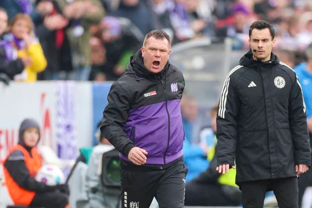 Coach Uwe Koschinat VfL Osnabrueck looks disappointed, 2 Bundesliga, VfL Osnabrueck vs Hansa Rostock, Bremer Bruecke, 11 02 2024, Osnabrueck, Germany