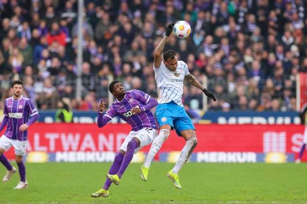 Christian Conteh VfL Osnabrueck and Junior Brumado Hansa Rostock fight for the ball, 2 Bundesliga, VfL Osnabrueck vs Hansa Rostock, Bremer Bruecke, 11 02 2024, Osnabrueck, Germany