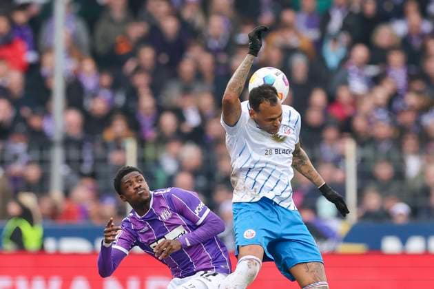 Christian Conteh VfL Osnabrueck and Junior Brumado Hansa Rostock fight for the ball, 2 Bundesliga, VfL Osnabrueck vs Hansa Rostock, Bremer Bruecke, 11 02 2024, Osnabrueck, Germany