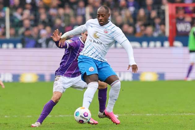 Dave Gnaase VfL Osnabrueck and Christian Kinsombi Hansa Rostock fight for the ball, 2 Bundesliga, VfL Osnabrueck vs Hansa Rostock, Bremer Bruecke, 11 02 2024, Osnabrueck, Germany