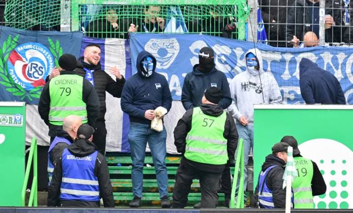 21 02 2024 Soccer Season 2023 2024 2 Soccer Bundesliga 21 Matchday SpVgg Greuther Fürth Kleeblatt Hertha BSC Berlin Sportfoto Zink xmexzix DFL regulations prohibit any use of photographs as image sequences and or quasi video only for editorial use hooded Hertha fans have fun with stewards inside Bags with throwing objects clearly visible