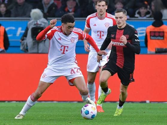 10 02 2024, xblx, Soccer 1 Bundesliga, Bayer 04 Leverkusen FC Bayern München emspor, v l Jamal Musiala FC Bayern Muenchen , Florian Wirtz Bayer Leverkusen DFL DFB REGULATIONS PROHIBIT ANY USE OF PHOTOGRAPHS as IMAGE SEQUENCES and or QUASI VIDEO Leverkusen