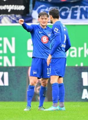 21 02 2024 Soccer Season 2023 2024 2 Soccer Bundesliga 21 Matchday SpVgg Greuther Fürth Kleeblatt Hertha BSC Berlin Sportfoto Zink MeZi xmexzix DFL regulations prohibit any use of photographs as image sequences and or quasi video only for editorial use Fabian Reese 11, Hertha BSC Berlin, left Andreas Bouchalakis 5, Hertha BSC Berlin