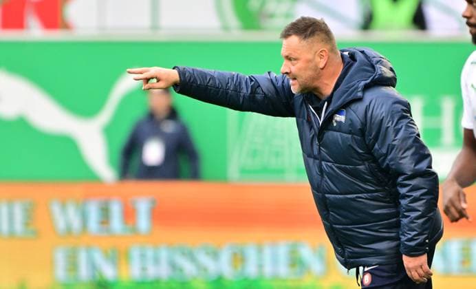 21 02 2024 Soccer Season 2023 2024 2 Soccer Bundesliga 21 Matchday SpVgg Greuther Fürth Kleeblatt Hertha BSC Berlin Sportfoto Zink MeZi xmexzix DFL regulations prohibit any use of photographs as image sequences and or quasi video only for editorial use Pal Dardai coach Hertha BSC Berlin shows points directs