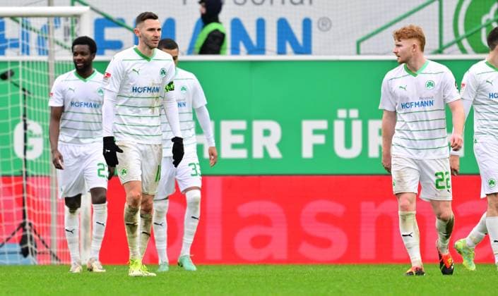 21 02 2024 Soccer season 2023 2024 2 Soccer Bundesliga 21 Matchday SpVgg Greuther Fürth Kleeblatt Hertha BSC Berlin Sportfoto Zink xmexzix DFL regulations prohibit any use of photographs as image sequences and or quasi video only for editorial use Branimir Hrgota 10 SpVgg Greuther Fürth Robert Wagner 22, SpVgg Greuther Fürth disappointed disappointment