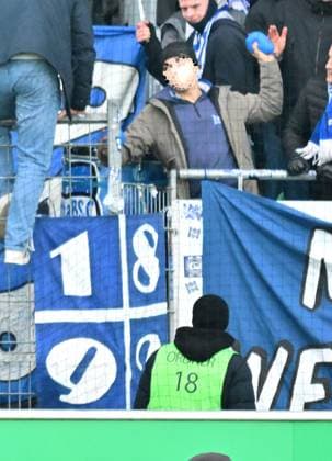 21 02 2024 Soccer Season 2023 2024 2 Soccer Bundesliga 21 Matchday SpVgg Greuther Fürth Kleeblatt Hertha BSC Berlin Sportfoto Zink xmexzix DFL regulations prohibit any use of photographs as image sequences and or quasi video only for editorial use Herthafans wirft Wasserbombe auf Spielfeld Ordner unternehmen nichts und sehen nur zu protest gegen Investoren