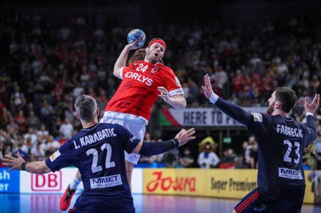 28 01 2024, EHF EURO 2024, European Mens Handball Championship, Lanxess Arena in Cologne, Final, France Denmark Mikkel Hansen Denmark throws the ball over the defense of Luka Karabatic France and Ludovic Fabregas France North Rhine-Westphalia Germany
