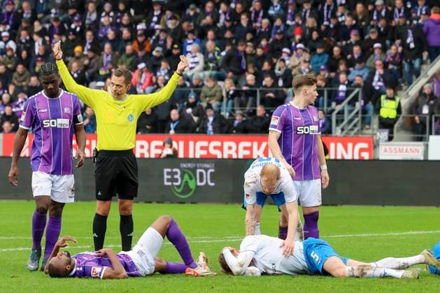 Oumar Diakhite VfL Osnabrueck and Oliver Huesing Hansa Rostock lie injured on the pitch after a collision and have to be substituted, 2 Bundesliga, VfL Osnabrueck vs Hansa Rostock, Bremer Bruecke, 11 02 2024, Osnabrueck, Germany