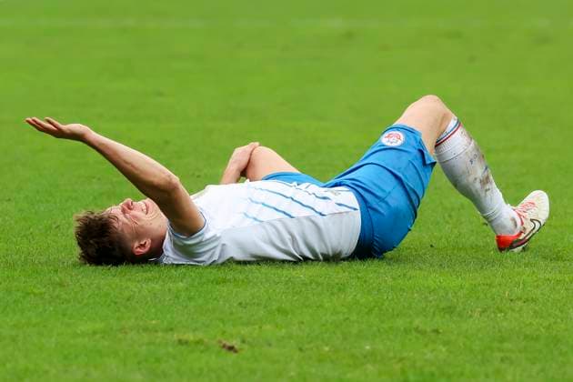 Alexander Rossipal Hansa Rostock lies injured on the pitch, 2 Bundesliga, VfL Osnabrueck vs Hansa Rostock, Bremer Bruecke, 11 02 2024, Osnabrueck, Germany