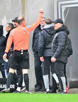 21 02 2024 Soccer Season 2023 2024 2 Soccer Bundesliga 21 Matchday SpVgg Greuther Fürth Kleeblatt Hertha BSC Berlin Sportfoto Zink xwoxzix DFL regulations prohibit any use of photographs as image sequences and or quasi video only for editorial use Marco Fritz referee shows Alexander Zorniger coach SpVgg Greuther Fürth yellow card yellow