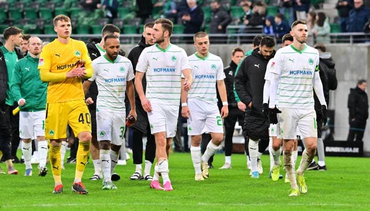21 02 2024 Fußball Saison 2023 2024 2 Fussball Bundesliga 21 Spieltag SpVgg Greuther Fürth Kleeblatt Hertha BSC Berlin Sportfoto Zink xwoxzix DFL regulations prohibit any use of photographs as image sequences and or quasi video only for editorial use Jonas Urbig 40, SpVgg Greuther Fürth Julian Green 37, SpVgg Greuther Fürth Dennis Srbeny 7, SpVgg Greuther Fürth Leander Popp 20, SpVgg Greuther Fürth Branimir Hrgota 10 SpVgg Greuther Fürth disappointed Disappointment after the end of the match