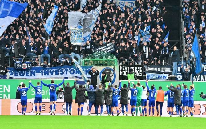 21 02 2024 Soccer Season 2023 2024 2 Soccer Bundesliga 21 Matchday SpVgg Greuther Fürth Kleeblatt Hertha BSC Berlin Sportfoto Zink xwoxzix DFL regulations prohibit any use of photographs as image sequences and or quasi video only for editorial use Mannschaft Team Hertha Jubel Freude vor Fans Fanblock