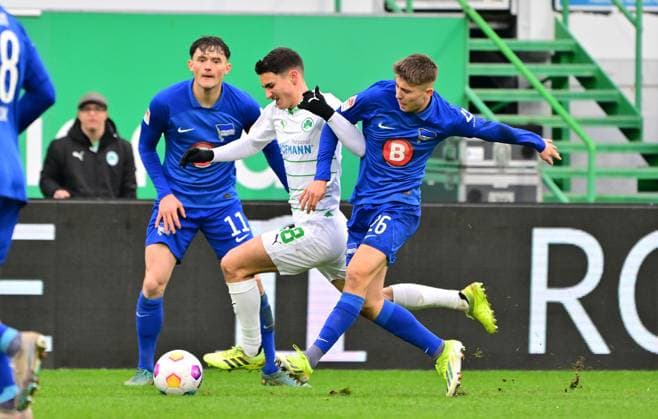 21 02 2024 Soccer Season 2023 2024 2 Soccer Bundesliga 21 Matchday SpVgg Greuther Fürth Kleeblatt Hertha BSC Berlin Sportfoto Zink MeZi xmexzix DFL regulations prohibit any use of photographs as image sequences and or quasi video only for editorial use Fabian Reese 11, Hertha BSC Berlin Marco Meyerhöfer Meyerhoefer 18, SpVgg Greuther Fürth Gustav Christensen 26, Hertha BSC Berlin