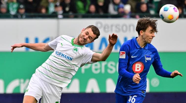 21 02 2024 Soccer Season 2023 2024 2 Soccer Bundesliga 21 Matchday SpVgg Greuther Fürth Kleeblatt Hertha BSC Berlin Sportfoto Zink MeZi xmexzix DFL regulations prohibit any use of photographs as image sequences and or quasi video only for editorial use Dennis Srbeny 7, SpVgg Greuther Fürth, left Ensar Aksakal 46, Hertha BSC Berlin
