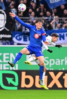 21 02 2024 Soccer Season 2023 2024 2 Soccer Bundesliga 21 Matchday SpVgg Greuther Fürth Kleeblatt Hertha BSC Berlin Sportfoto Zink xwoxzix DFL regulations prohibit any use of photographs as image sequences and or quasi video only for editorial use Fabian Reese 11, Hertha BSC Berlin in header duel with Marco Meyerhöfer Meyerhoefer 18, SpVgg Greuther Fürth