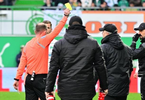 21 02 2024 Soccer Season 2023 2024 2 Soccer Bundesliga 21 Matchday SpVgg Greuther Fürth Kleeblatt Hertha BSC Berlin Sportfoto Zink MeZi xmexzix DFL regulations prohibit any use of photographs as image sequences and or quasi video only for editorial use Marco Fritz referee shows Alexander Zorniger coach SpVgg Greuther Fürth yellow card yellow