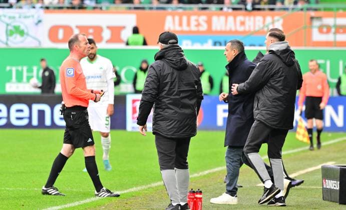 21 02 2024 Soccer Season 2023 2024 2 Soccer Bundesliga 21 Matchday SpVgg Greuther Fürth Kleeblatt Hertha BSC Berlin Sportfoto Zink MeZi xmexzix DFL regulations prohibit any use of photographs as image sequences and or quasi video only for editorial use Marco Fritz Referee shows Rachid Azzouzi Sports Director Managing Director Sport SpVgg Greuther Fürth yellow card yellow