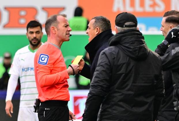 21 02 2024 Soccer Season 2023 2024 2 Soccer Bundesliga 21 Matchday SpVgg Greuther Fürth Kleeblatt Hertha BSC Berlin Sportfoto Zink MeZi xmexzix DFL regulations prohibit any use of photographs as image sequences and or quasi video only for editorial use Marco Fritz Referee shows Rachid Azzouzi Sports Director Managing Director Sport SpVgg Greuther Fürth yellow card yellow