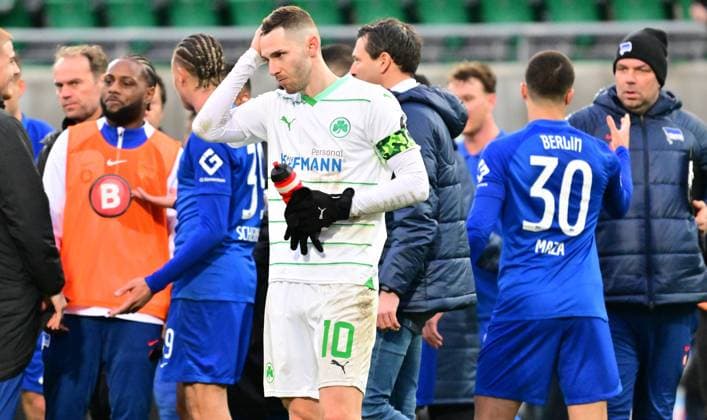 21 02 2024 Soccer Season 2023 2024 2 Soccer Bundesliga 21 Matchday SpVgg Greuther Fürth Kleeblatt Hertha BSC Berlin Sportfoto Zink xwoxzix DFL regulations prohibit any use of photographs as image sequences and or quasi video only for editorial use Branimir Hrgota 10 SpVgg Greuther Fürth disappointed Disappointment after the end of the match