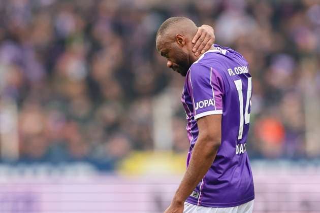 Oumar Diakhite VfL Osnabrueck leaves the pitch injured, 2 Bundesliga, VfL Osnabrueck vs Hansa Rostock, Bremer Bruecke, 11 02 2024, Osnabrueck, Germany