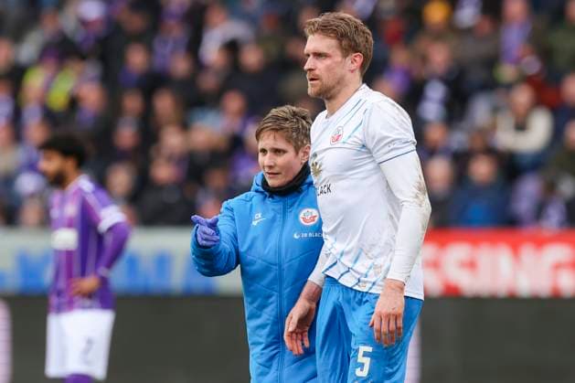 Oliver Huesing Hansa Rostock leaves the pitch injured, 2 Bundesliga, VfL Osnabrueck vs Hansa Rostock, Bremer Bruecke, 11 02 2024, Osnabrueck, Germany