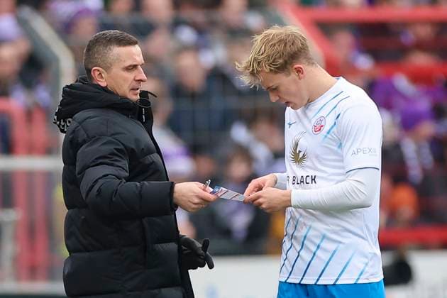 Coach Mersad Selimbegovic Hansa Rostock shows Felix Ruschke Hansa Rostock a note, 2 Bundesliga, VfL Osnabrueck vs Hansa Rostock, Bremer Bruecke, 11 02 2024, Osnabrueck, Germany