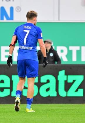 21 02 2024 Soccer Season 2023 2024 2 Soccer Bundesliga 21 Matchday SpVgg Greuther Fürth Kleeblatt Hertha BSC Berlin Sportfoto Zink MeZi xmexzix DFL regulations prohibit any use of photographs as image sequences and or quasi video only for editorial use Florian Niederlechner 7, Hertha BSC Berlin leaves pitch after yellow red card sending off