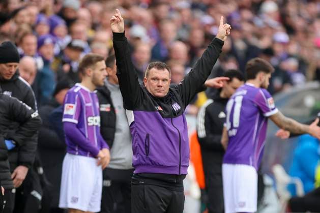 Coach Uwe Koschinat VfL Osnabrueck gestures, 2 Bundesliga, VfL Osnabrueck vs Hansa Rostock, Bremer Bruecke, 11 02 2024, Osnabrueck, Germany