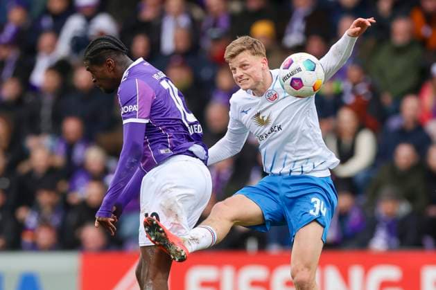 Kwasi Wriedt VfL Osnabrueck and Jannis Lang Hansa Rostock fight for the ball, 2 Bundesliga, VfL Osnabrueck vs Hansa Rostock, Bremer Bruecke, 11 02 2024, Osnabrueck, Germany