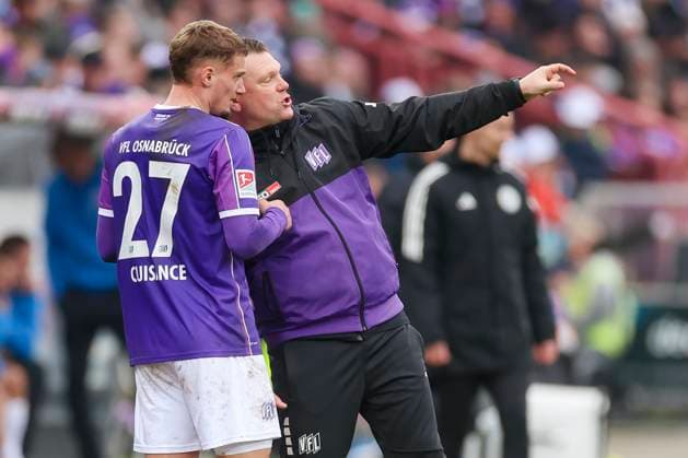 Michael Cuisance VfL Osnabrueck and coach Uwe Koschinat VfL Osnabrueck talk, 2 Bundesliga, VfL Osnabrueck vs Hansa Rostock, Bremer Bruecke, 11 02 2024, Osnabrueck, Germany