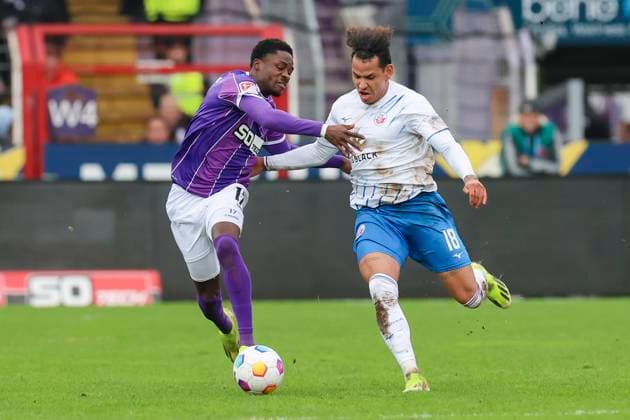 Christian Conteh VfL Osnabrueck and Juan Jose Perea Hansa Rostock fight for the ball, 2 Bundesliga, VfL Osnabrueck vs Hansa Rostock, Bremer Bruecke, 11 02 2024, Osnabrueck, Germany