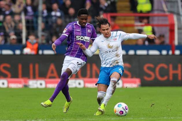 Christian Conteh VfL Osnabrueck and Juan Jose Perea Hansa Rostock fight for the ball, 2 Bundesliga, VfL Osnabrueck vs Hansa Rostock, Bremer Bruecke, 11 02 2024, Osnabrueck, Germany