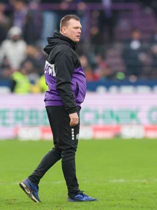 Coach Uwe Koschinat VfL Osnabrueck looks disappointed, 2 Bundesliga, VfL Osnabrueck vs Hansa Rostock, Bremer Bruecke, 11 02 2024, Osnabrueck, Germany