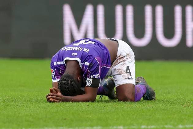 Maxwell Gyamfi VfL Osnabrueck lies disappointed on the pitch, 2 Bundesliga, VfL Osnabrueck vs Hansa Rostock, Bremer Bruecke, 11 02 2024, Osnabrueck, Germany