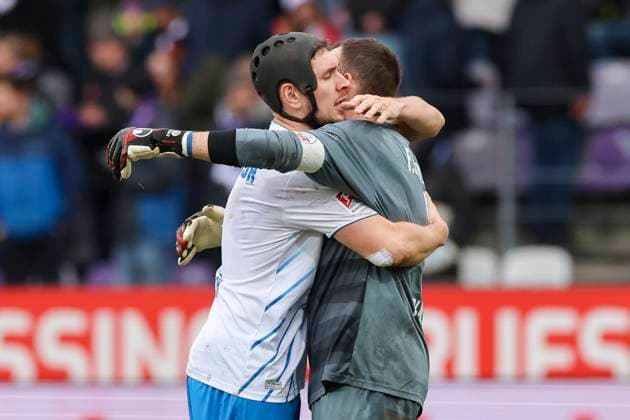 Damian Rossbach Hansa Rostock and goalkeeper Markus Kolke Hansa Rostock cheer, 2 Bundesliga, VfL Osnabrueck vs Hansa Rostock, Bremer Bruecke, 11 02 2024, Osnabrueck, Germany