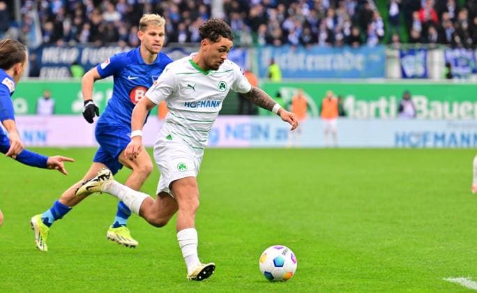 21 02 2024 Soccer Season 2023 2024 2 Soccer Bundesliga 21 Matchday SpVgg Greuther Fürth Kleeblatt Hertha BSC Berlin Sportfoto Zink xwoxzix DFL regulations prohibit any use of photographs as image sequences and or quasi video only for editorial use Armindo Sieb 30, SpVgg Greuther Fürth vor Florian Niederlechner 7, Hertha BSC Berlin