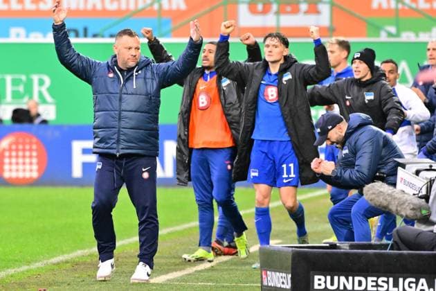 21 02 2024 Soccer Season 2023 2024 2 Soccer Bundesliga 21 Matchday SpVgg Greuther Fürth Kleeblatt Hertha BSC Berlin Sportfoto Zink MeZi xmexzix DFL regulations prohibit any use of photographs as image sequences and or quasi video only for editorial use Jubel Freude nach Spielende Pal Dardai Trainer Hertha BSC Berlin Jeremy Dudziak 19, Hertha BSC Berlin Fabian Reese 11, Hertha BSC Berlin