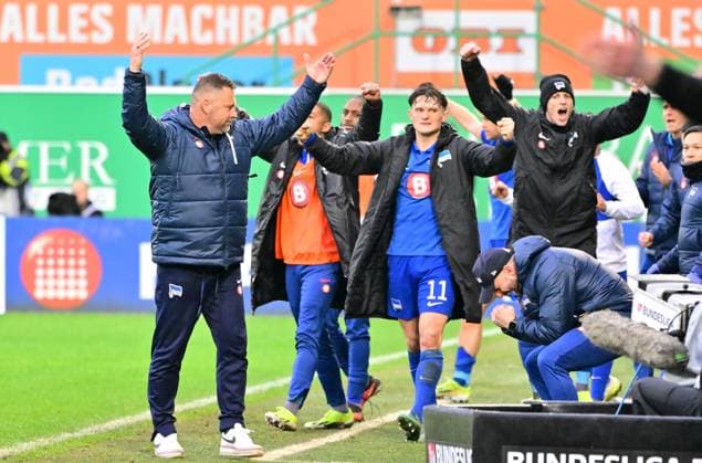 21 02 2024 Soccer Season 2023 2024 2 Soccer Bundesliga 21 Matchday SpVgg Greuther Fürth Kleeblatt Hertha BSC Berlin Sportfoto Zink MeZi xmexzix DFL regulations prohibit any use of photographs as image sequences and or quasi video only for editorial use Jubel Freude nach Spielende Pal Dardai Trainer Hertha BSC Berlin Fabian Reese 11, Hertha BSC Berlin
