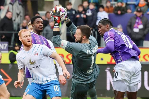 Christian Kinsombi Hansa Rostock , Maxwell Gyamfi VfL Osnabrueck , Goalkeeper Markus Kolke Hansa Rostock and Kwasi Wriedt VfL Osnabrueck fight for the ball, 2 Bundesliga, VfL Osnabrueck vs Hansa Rostock, Bremer Bruecke, 11 02 2024, Osnabrueck, Germany