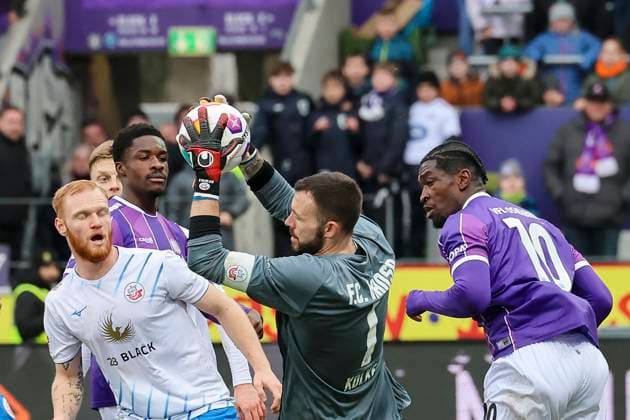 Christian Kinsombi Hansa Rostock , Maxwell Gyamfi VfL Osnabrueck , Goalkeeper Markus Kolke Hansa Rostock and Kwasi Wriedt VfL Osnabrueck fight for the ball, 2 Bundesliga, VfL Osnabrueck vs Hansa Rostock, Bremer Bruecke, 11 02 2024, Osnabrueck, Germany